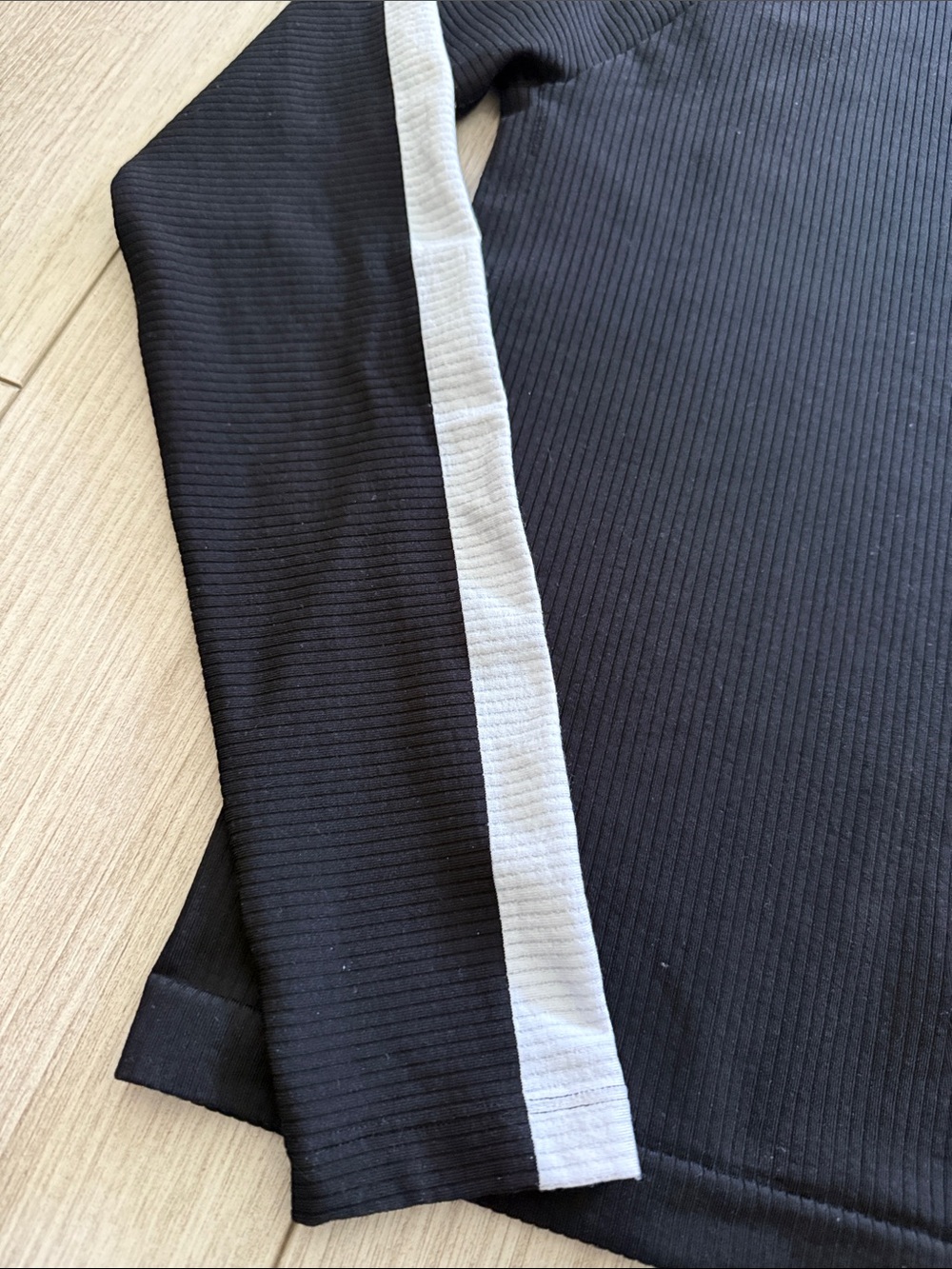 Athleta Women’s Black and White Ribbed Long Sleeve Turtleneck small - Picture 2 of 3
